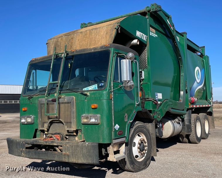 image for item NA9741 2010 Peterbilt 320 refuse truck