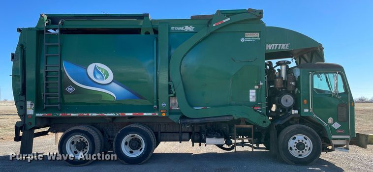 image for item NA9741 2010 Peterbilt 320 refuse truck