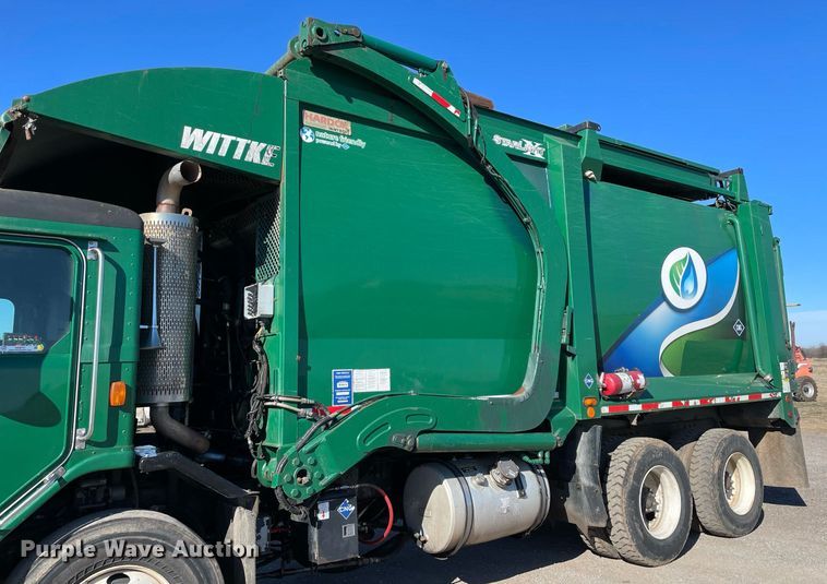 image for item NA9741 2010 Peterbilt 320 refuse truck