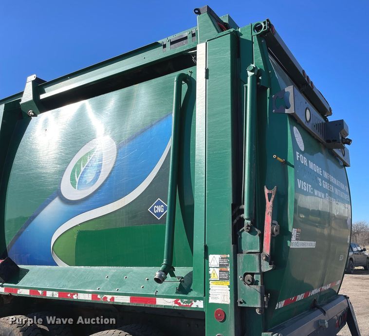 image for item NA9741 2010 Peterbilt 320 refuse truck