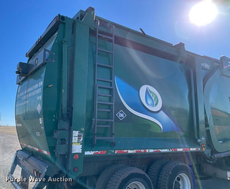 image for item NA9741 2010 Peterbilt 320 refuse truck