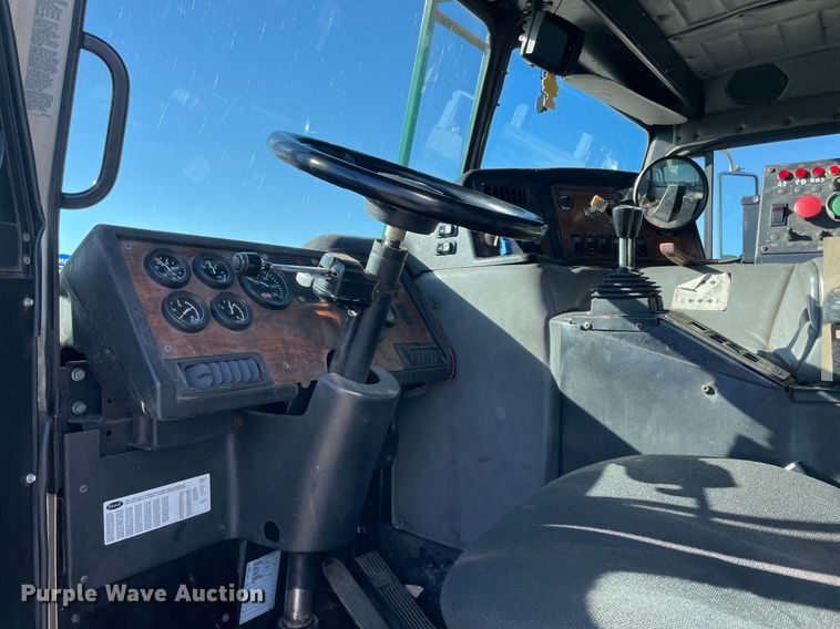 image for item NA9741 2010 Peterbilt 320 refuse truck