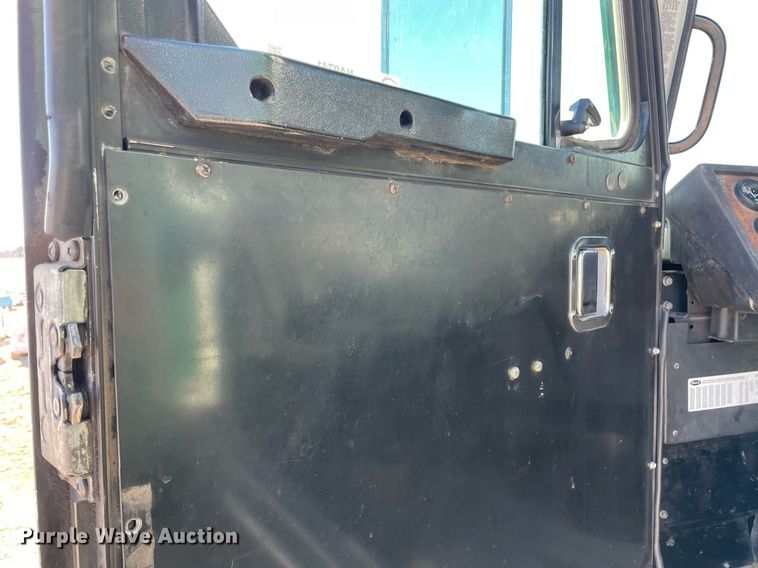 image for item NA9741 2010 Peterbilt 320 refuse truck