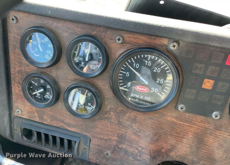 image for item NA9741 2010 Peterbilt 320 refuse truck