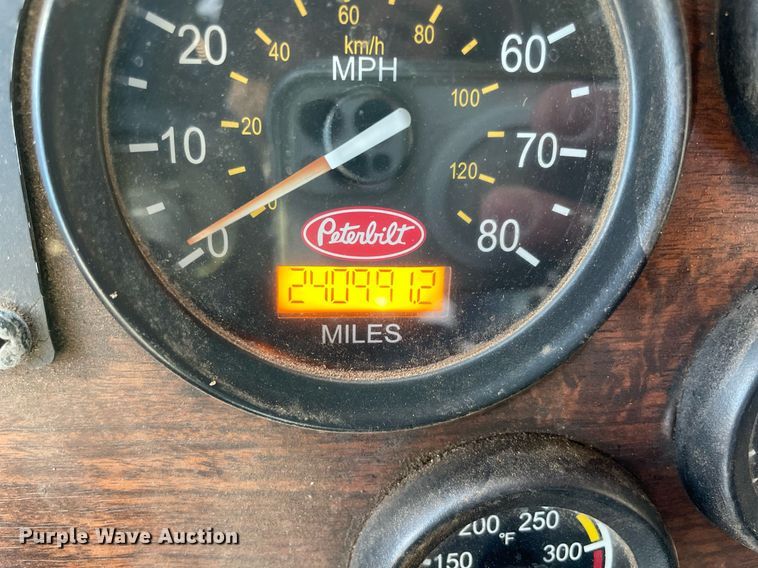 image for item NA9741 2010 Peterbilt 320 refuse truck