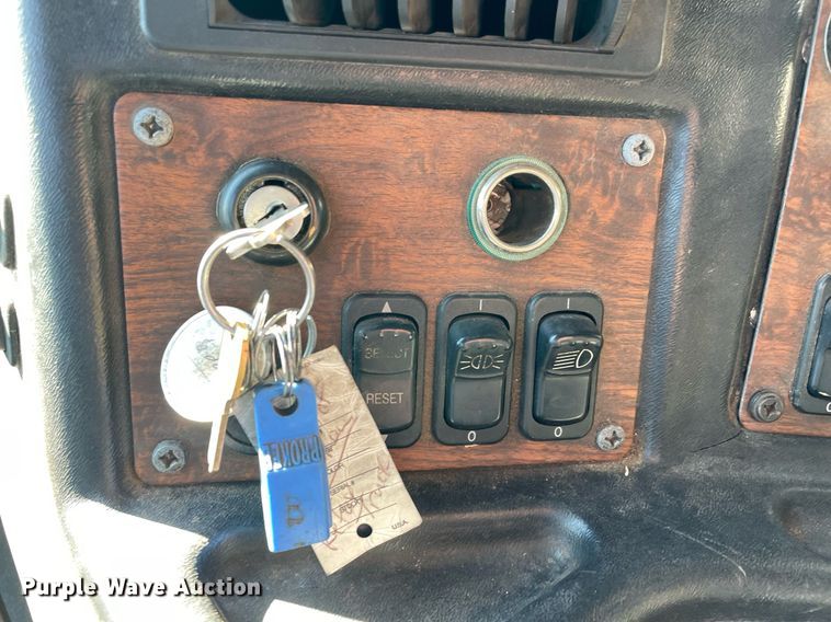 image for item NA9741 2010 Peterbilt 320 refuse truck