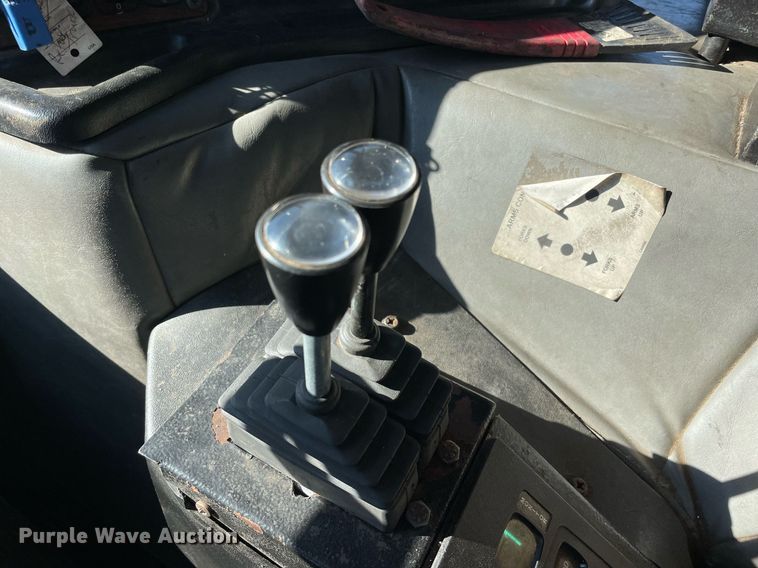 image for item NA9741 2010 Peterbilt 320 refuse truck