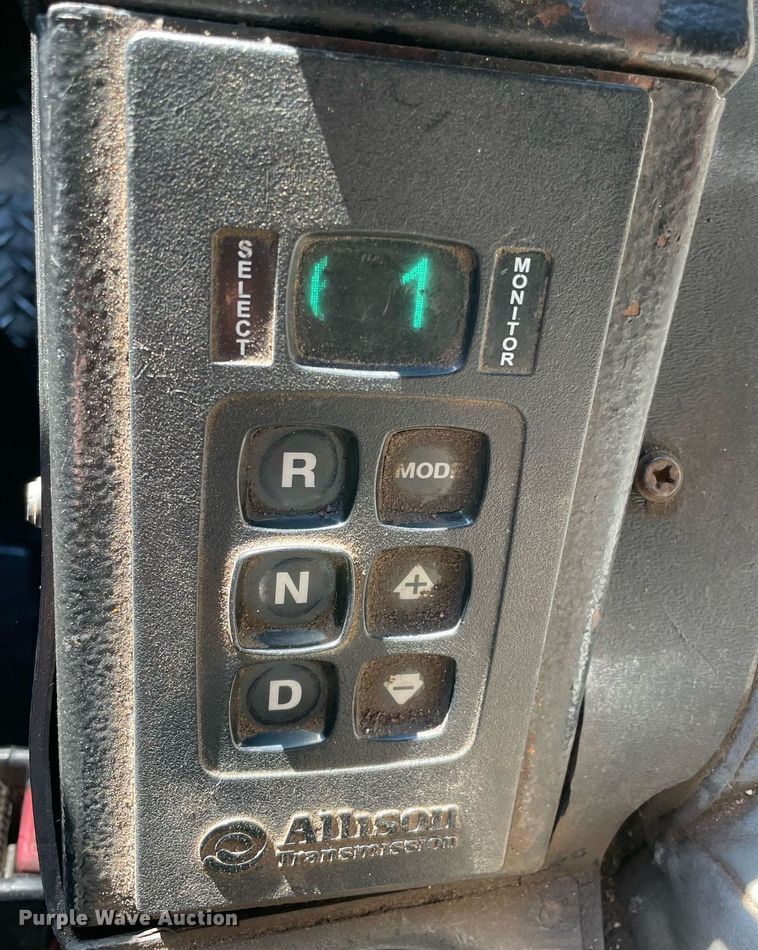 image for item NA9741 2010 Peterbilt 320 refuse truck