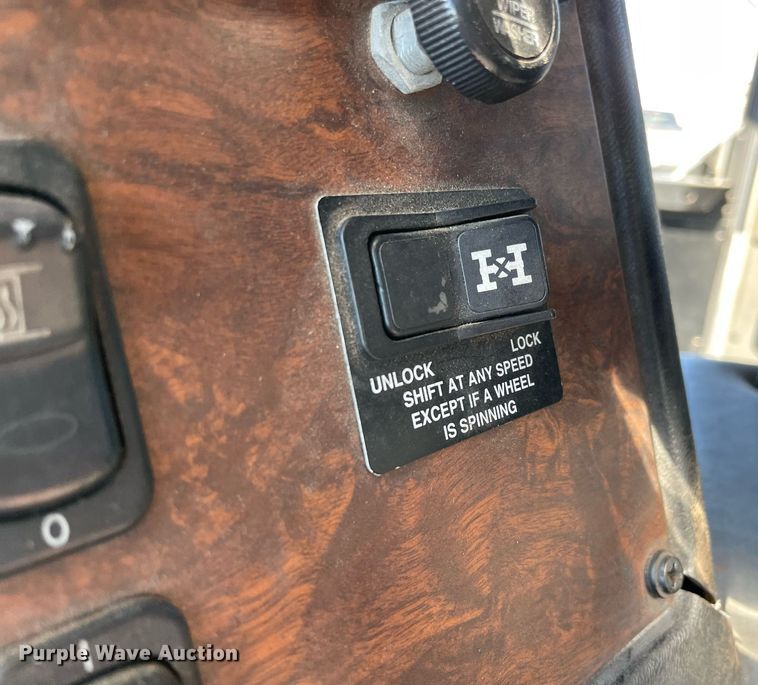 image for item NA9741 2010 Peterbilt 320 refuse truck