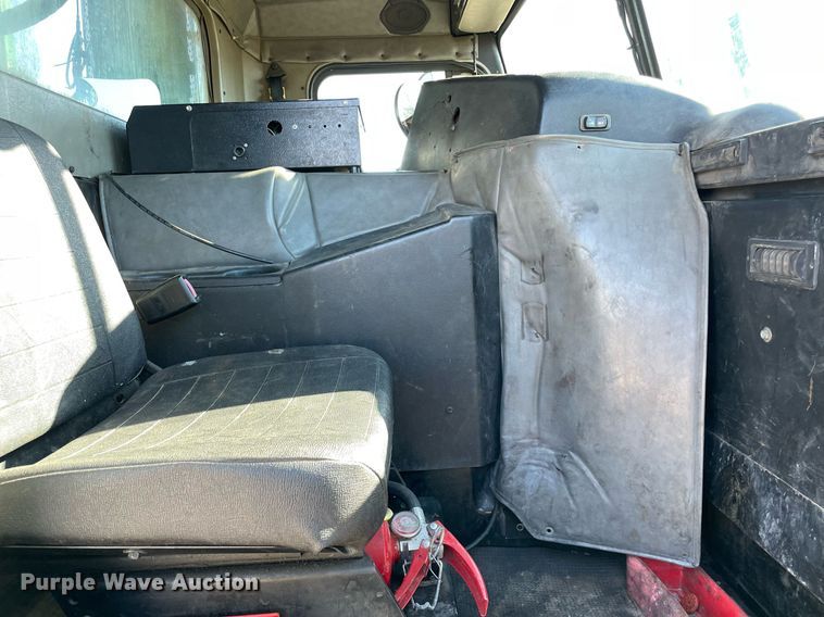 image for item NA9741 2010 Peterbilt 320 refuse truck