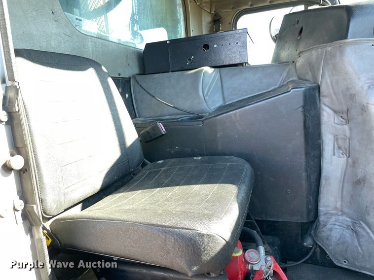 image for item NA9741 2010 Peterbilt 320 refuse truck