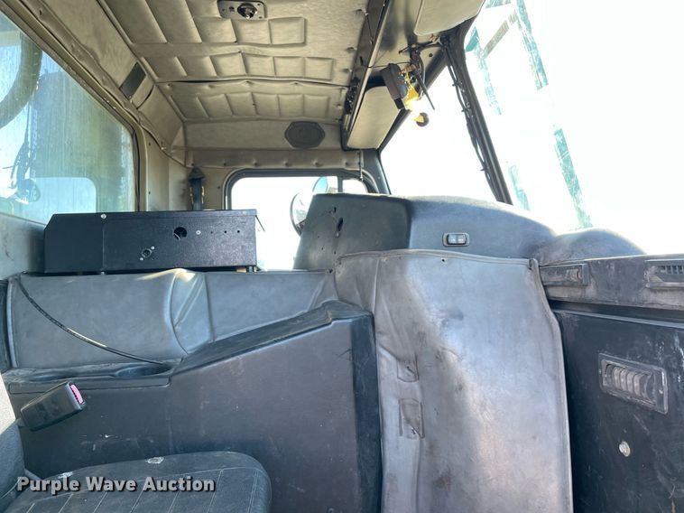 image for item NA9741 2010 Peterbilt 320 refuse truck