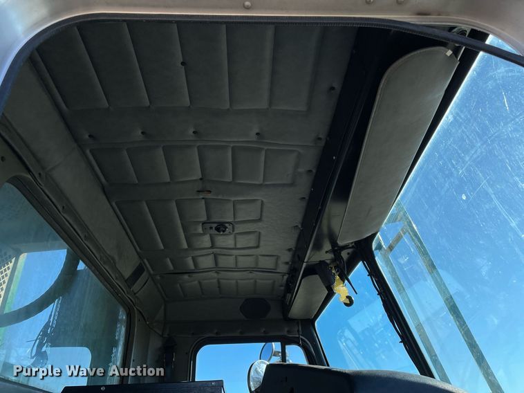 image for item NA9741 2010 Peterbilt 320 refuse truck