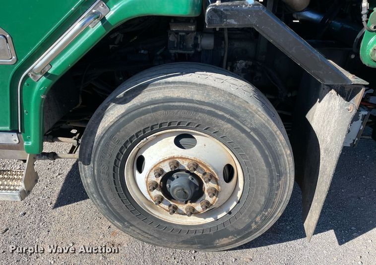 image for item NA9741 2010 Peterbilt 320 refuse truck