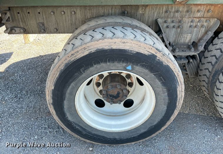 image for item NA9741 2010 Peterbilt 320 refuse truck