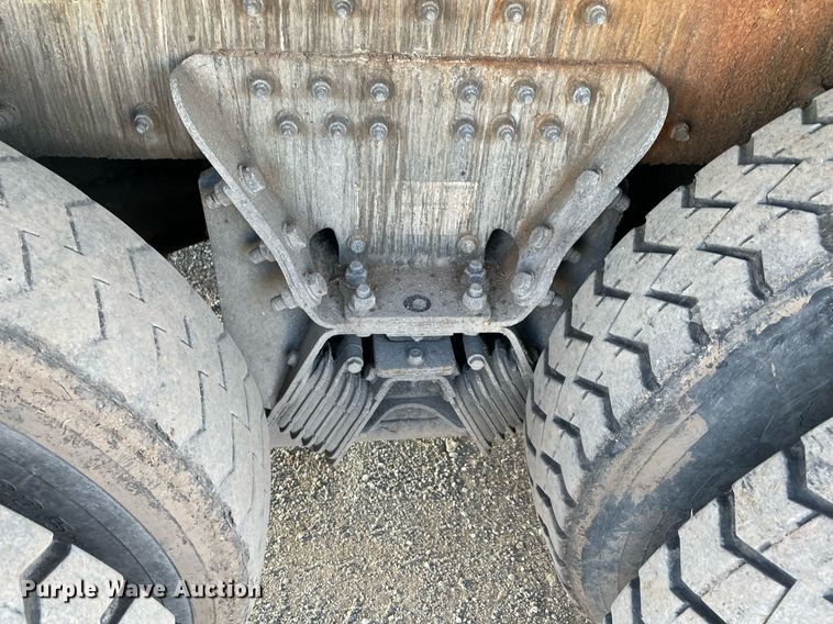 image for item NA9741 2010 Peterbilt 320 refuse truck