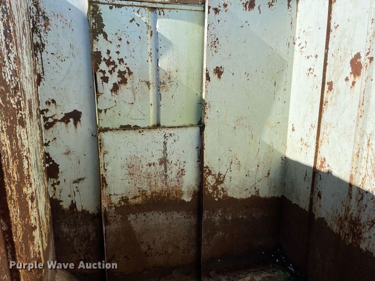 image for item NA9741 2010 Peterbilt 320 refuse truck