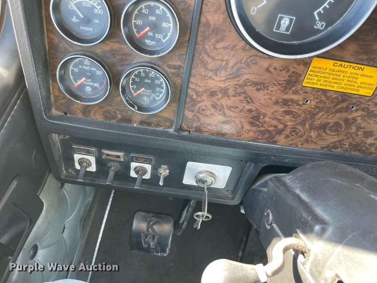 image for item NA9746 1996 Kenworth semi truck