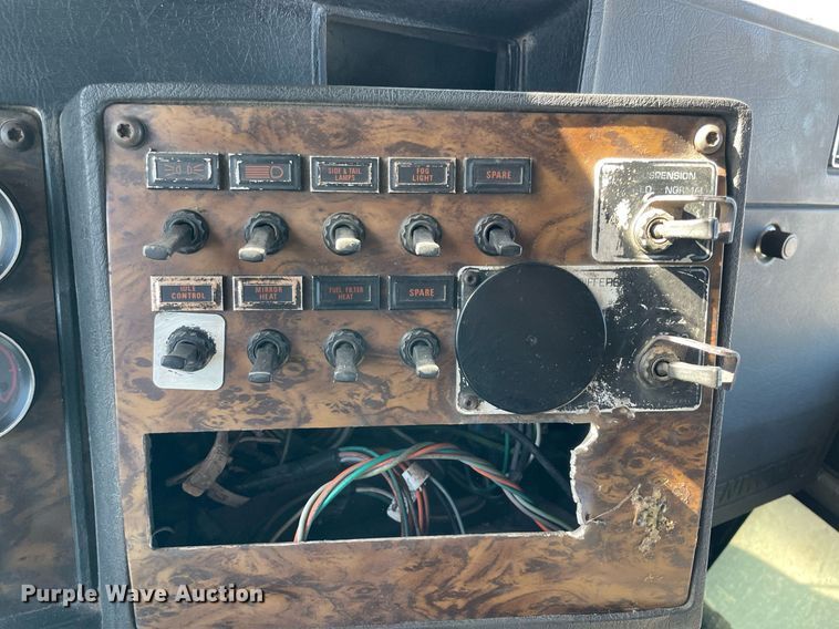 image for item NA9746 1996 Kenworth semi truck