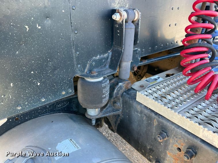 image for item NA9748 1998 Peterbilt 379 semi truck