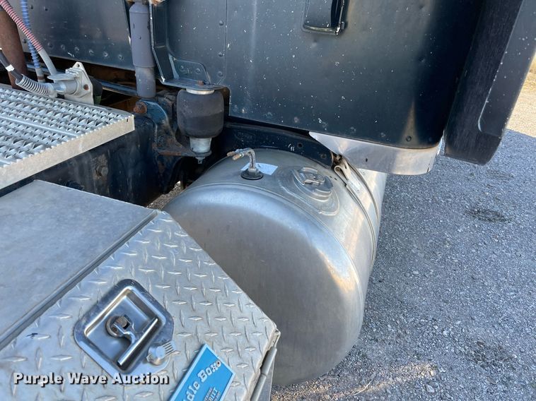 image for item NA9748 1998 Peterbilt 379 semi truck