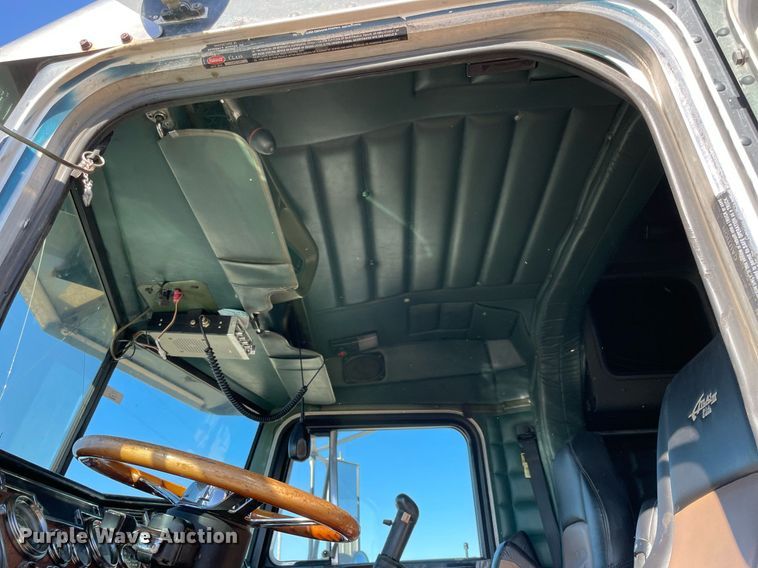 image for item NA9748 1998 Peterbilt 379 semi truck