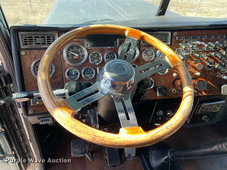 image for item NA9748 1998 Peterbilt 379 semi truck