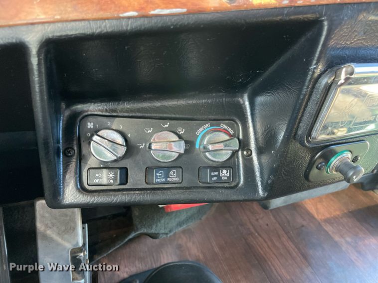 image for item NA9748 1998 Peterbilt 379 semi truck