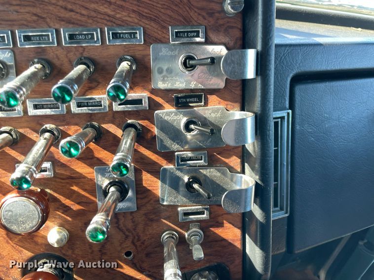 image for item NA9748 1998 Peterbilt 379 semi truck