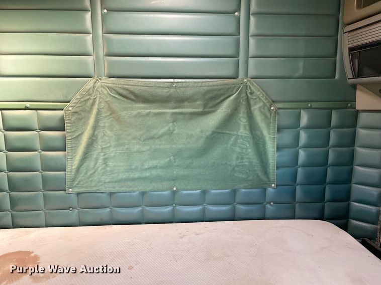 image for item NA9748 1998 Peterbilt 379 semi truck