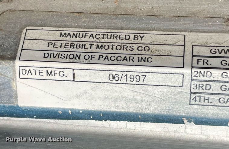 image for item NA9748 1998 Peterbilt 379 semi truck