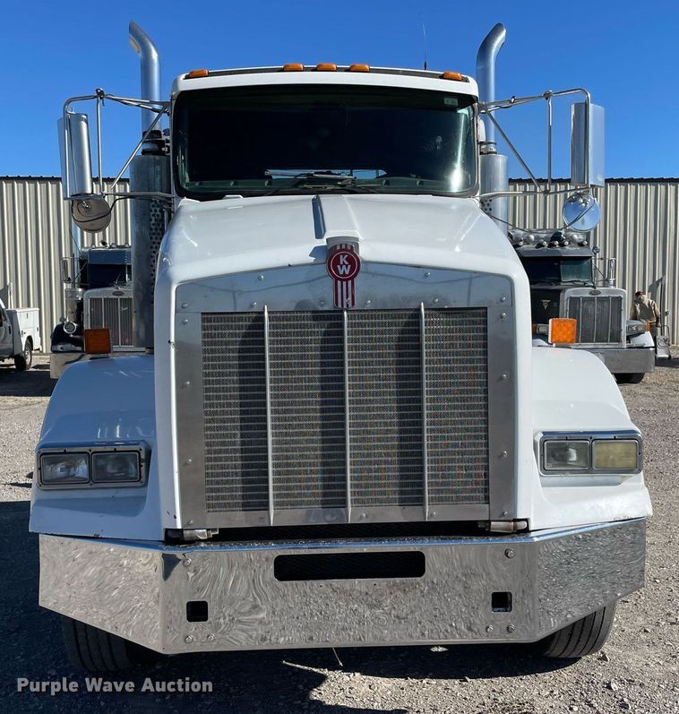 image for item NA9749 2006 Kenworth T800B semi truck