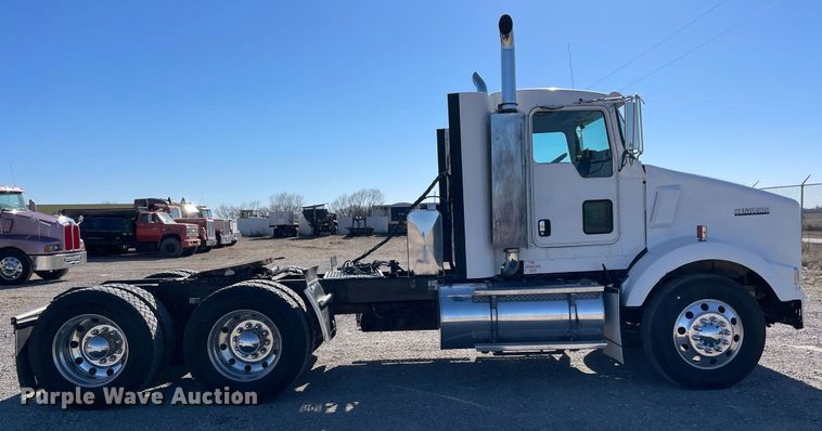 image for item NA9749 2006 Kenworth T800B semi truck