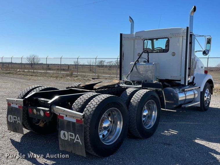 image for item NA9749 2006 Kenworth T800B semi truck