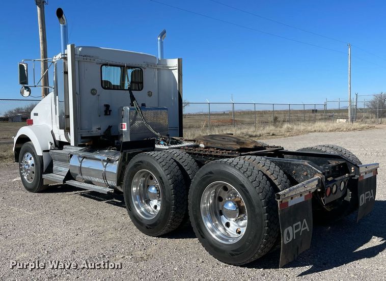 image for item NA9749 2006 Kenworth T800B semi truck