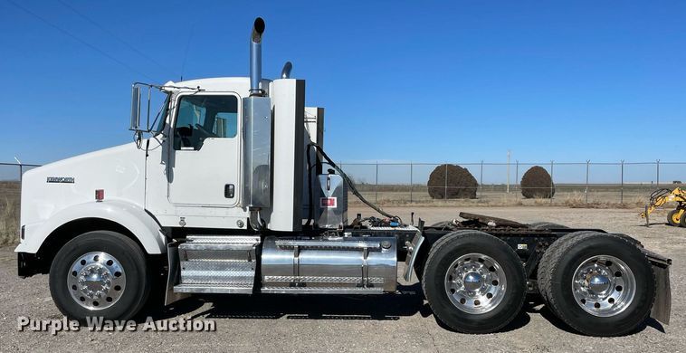 image for item NA9749 2006 Kenworth T800B semi truck