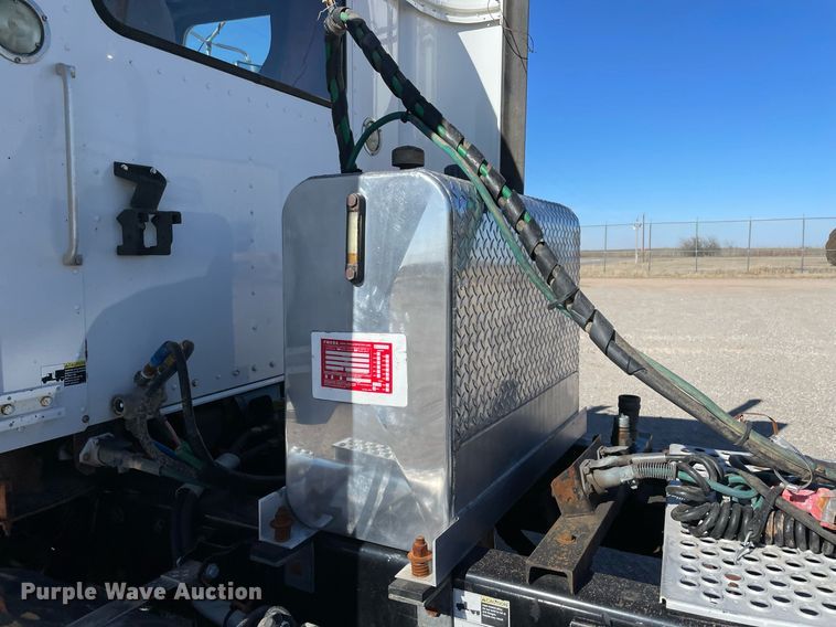 image for item NA9749 2006 Kenworth T800B semi truck