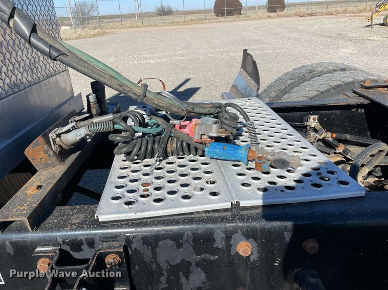 image for item NA9749 2006 Kenworth T800B semi truck