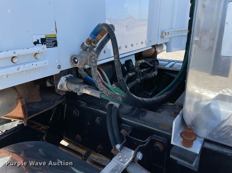 image for item NA9749 2006 Kenworth T800B semi truck