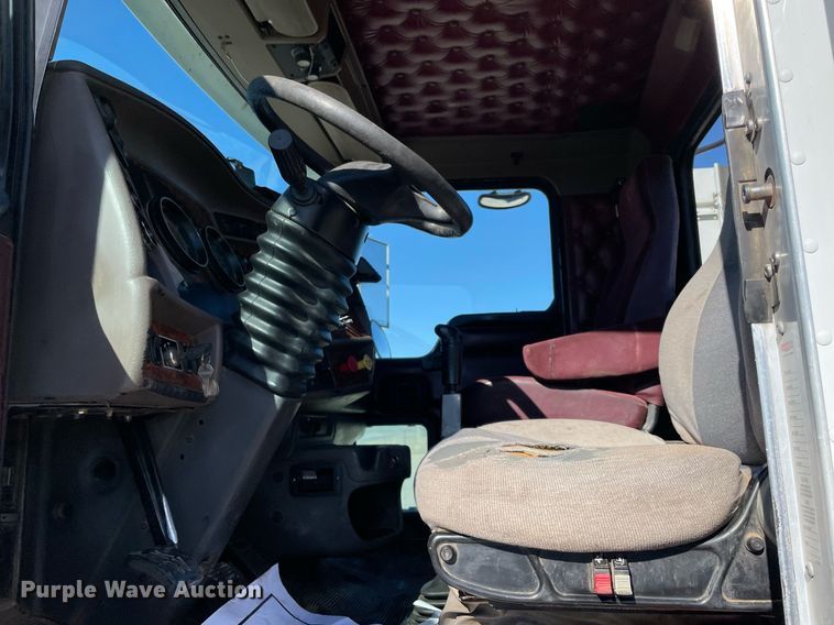 image for item NA9749 2006 Kenworth T800B semi truck