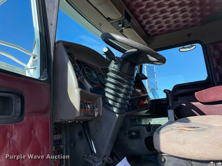 image for item NA9749 2006 Kenworth T800B semi truck