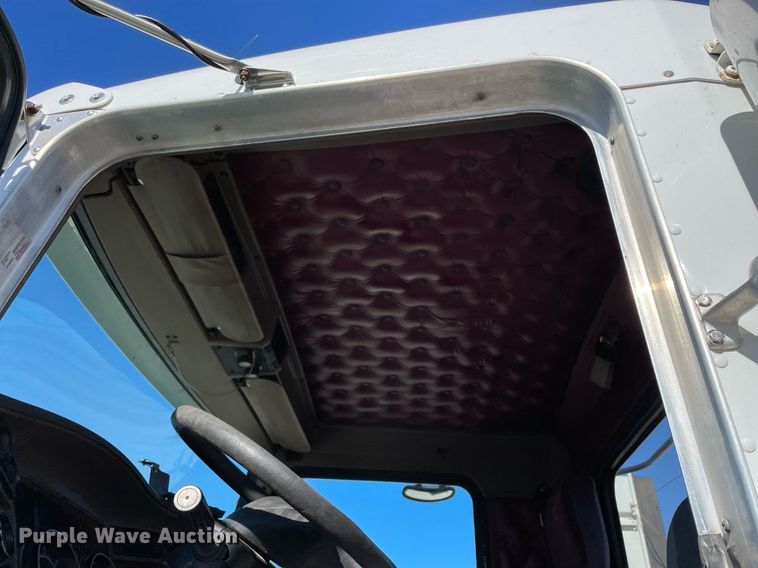 image for item NA9749 2006 Kenworth T800B semi truck