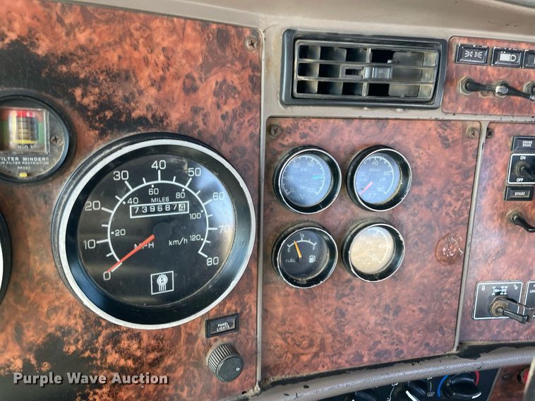 image for item NA9749 2006 Kenworth T800B semi truck