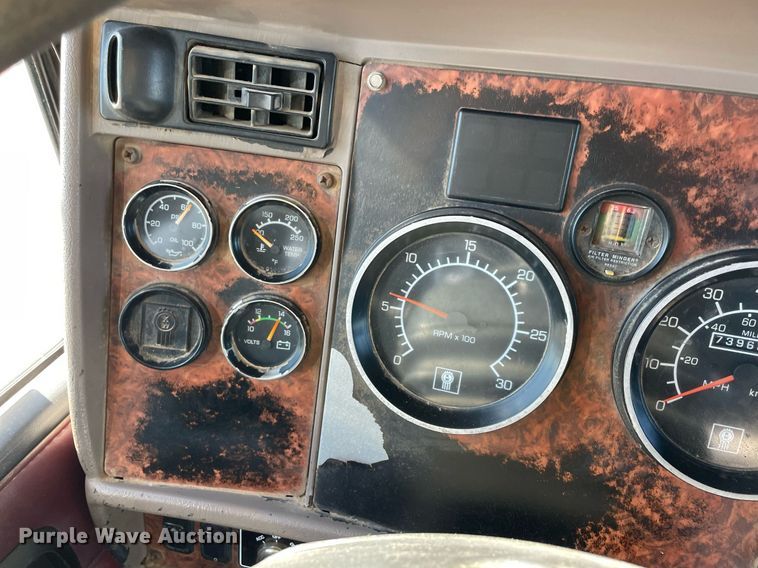 image for item NA9749 2006 Kenworth T800B semi truck