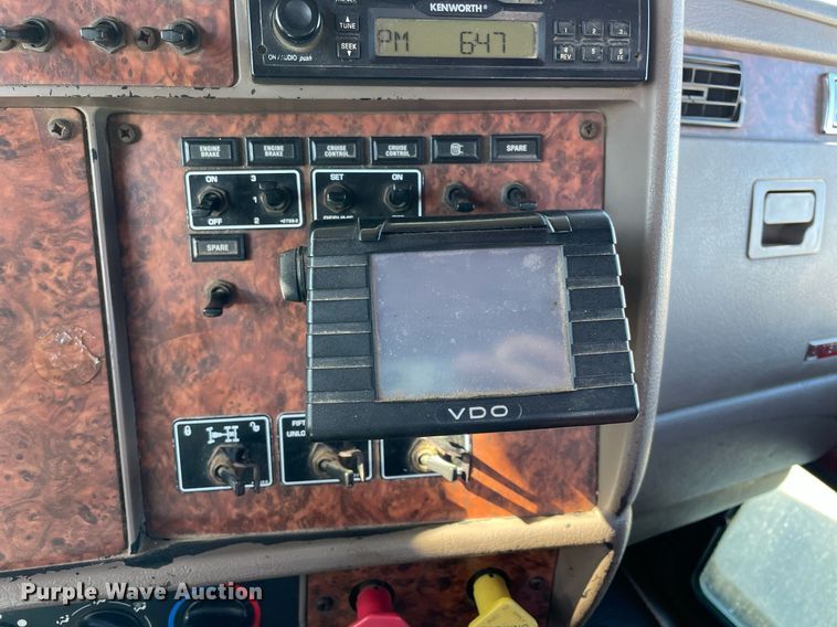 image for item NA9749 2006 Kenworth T800B semi truck