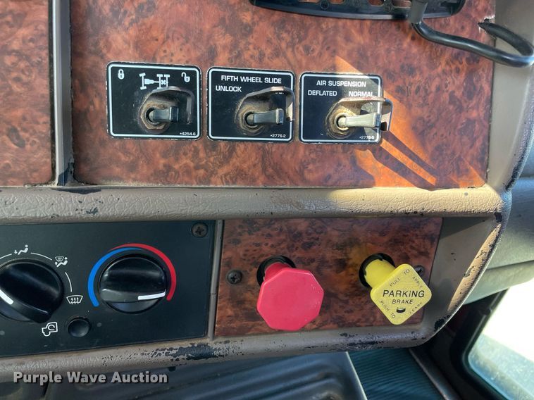 image for item NA9749 2006 Kenworth T800B semi truck