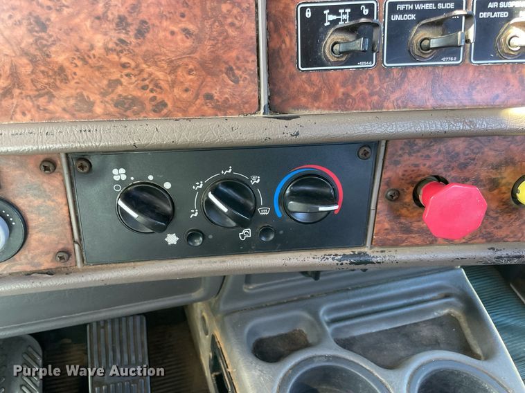 image for item NA9749 2006 Kenworth T800B semi truck