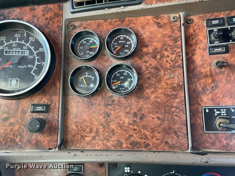 image for item NA9749 2006 Kenworth T800B semi truck