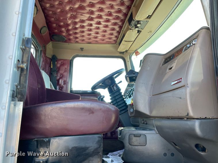 image for item NA9749 2006 Kenworth T800B semi truck