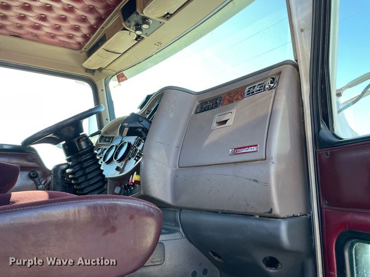 image for item NA9749 2006 Kenworth T800B semi truck